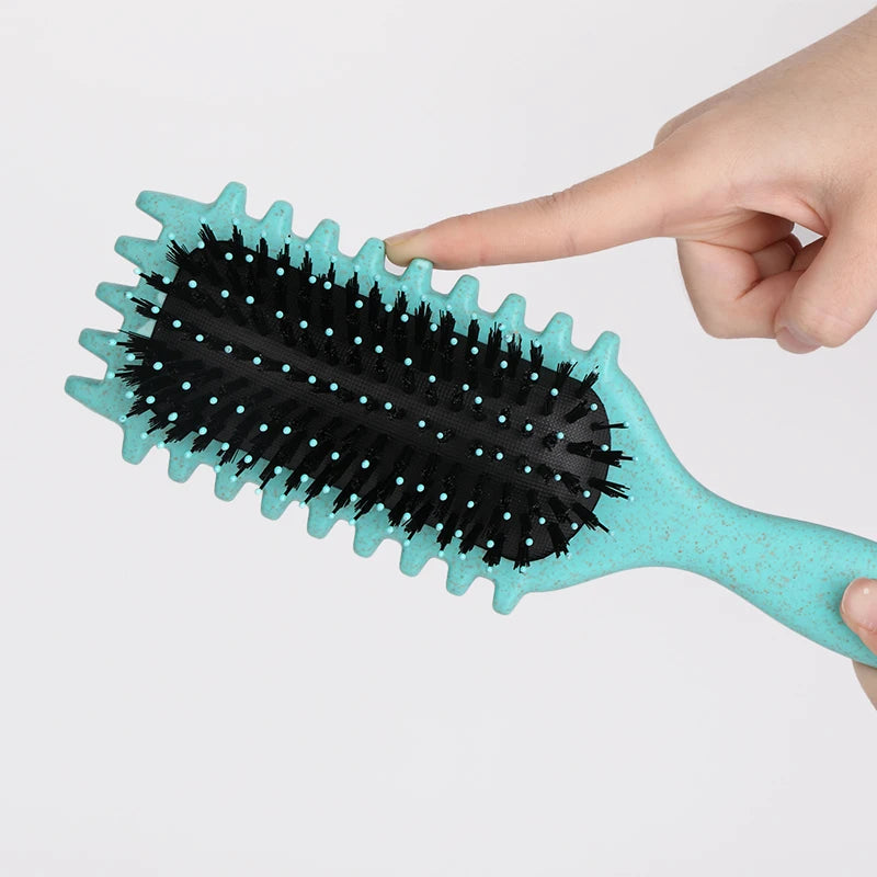 Sculptez des Boucles Parfaites en Douceur – La Brosse Essentielle pour Cheveux Bouclés !