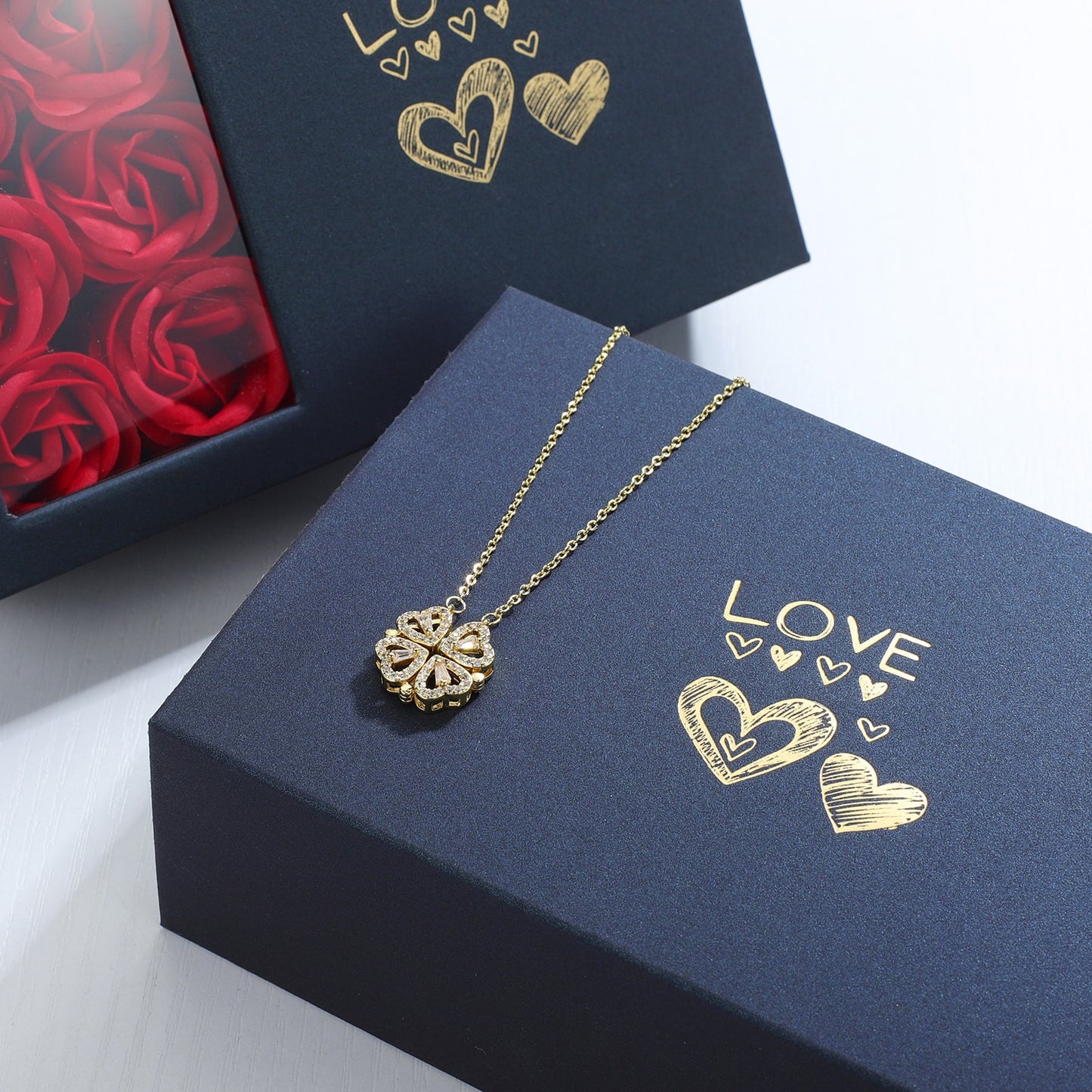 Coffret cadeau de roses plus Collier de trèfle à quatre feuilles