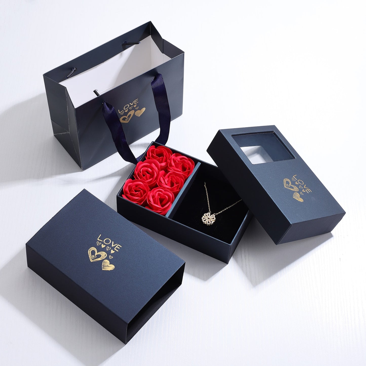 Coffret cadeau de roses plus Collier de trèfle à quatre feuilles