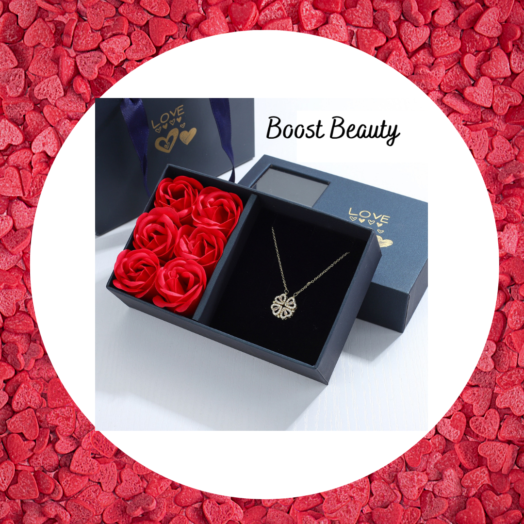 Coffret cadeau de roses plus Collier de trèfle à quatre feuilles